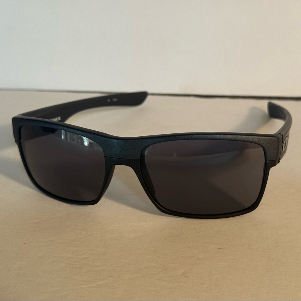 Oakley Black Sporty Sunglasses with Sleek Design